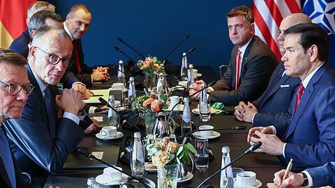 "Zwischen Europa und den Vereinigten Staaten von Amerika hat sich eine Kluft, ein tiefer Graben aufgetan", konstatierte Kanzler Merz in seiner Rede bei der MSC. Sp&auml;ter traf er sich dann mit US-Au&szlig;enminister Marco Rubio.