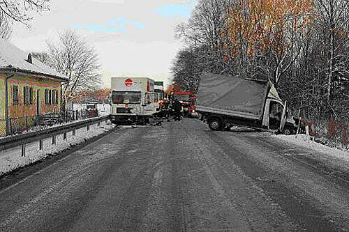 Die Straße an der Unfallstelle ist spiegelglatt.