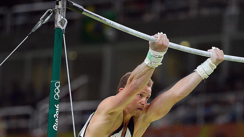 Gerade erst wurde bekannt, dass Fabian Hambüchen seinen Olympiasieg mit einer abgerissenen Sehne in der rechten Schulter erturnt hatte. Dies ergab eine nachträgliche medizinische Untersuchung. Er muss deshalb am 6. März operiert werden.