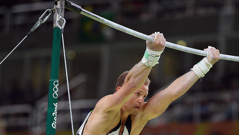 Gerade erst wurde bekannt, dass Fabian Hambüchen seinen Olympiasieg mit einer abgerissenen Sehne in der rechten Schulter erturnt hatte. Dies ergab eine nachträgliche medizinische Untersuchung. Er muss deshalb am 6. März operiert werden. Gerade erst wurde bekannt, dass Fabian Hambüchen seinen Olympiasieg mit einer abgerissenen Sehne in der rechten Schulter erturnt hatte. Dies ergab eine nachträgliche medizinische Untersuchung. Er muss deshalb am 6. März operiert werden.