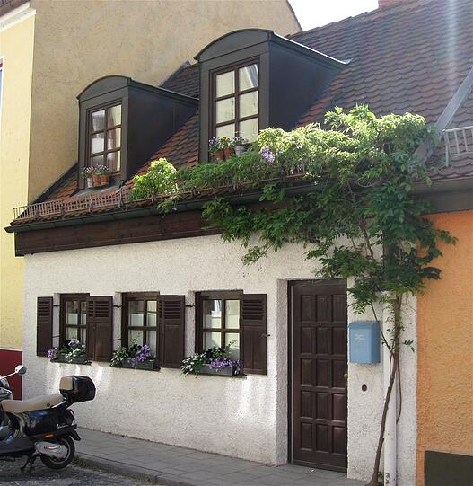 Das Haus Untere Grasstraße 26 liegt in der Feldmüllersiedlung.