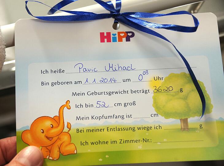 Auf Mihaels Geburtspass steht die Uhrzeit der Entbindung: 0.08 Uhr &ndash; damit ist er das erste Neujahrsbaby der Stadt.