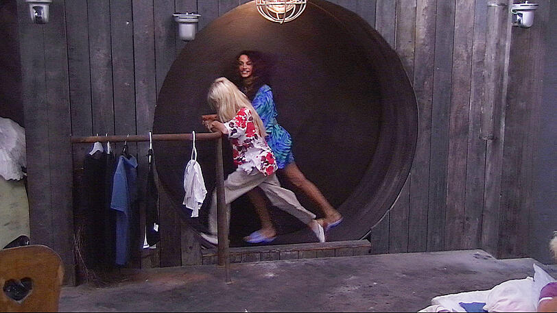Jetzt duscht auch Schill nackt. Die Bilder von Tag 5 bei Promi Big Brother.