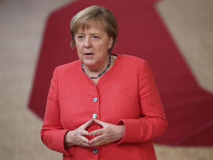 Angela Merkel, Bundeskanzlerin, spricht mit Journalisten. Foto: Francisco Seco/AP Pool/dpa