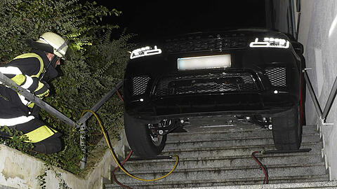 Aufgesessen: Die Feuerwehr muss den Range Rover mit Luftkissen aus seiner misslichen Lage befreien.