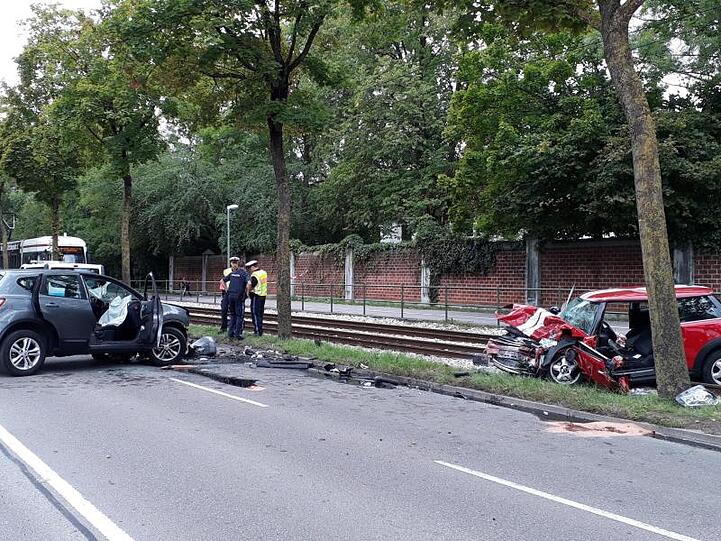 Zwei Pkw stehen nach einer Kollision auf einer Straße und dem benachbarten Gleisbett der Straßenbahn. Foto: Feuerwehr Augsburg