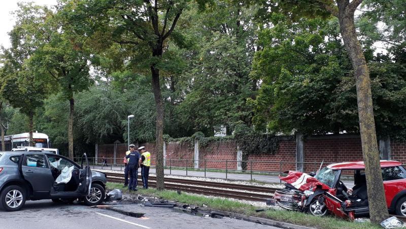 Zwei Pkw stehen nach einer Kollision auf einer Straße und dem benachbarten Gleisbett der Straßenbahn. Foto: Feuerwehr Augsburg Zwei Pkw stehen nach einer Kollision auf einer Straße und dem benachbarten Gleisbett der Straßenbahn. Foto: Feuerwehr Augsburg