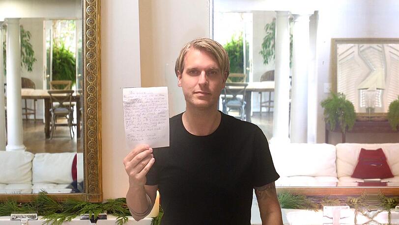 Robin Bade mit einem der Briefe der Stalkerin.