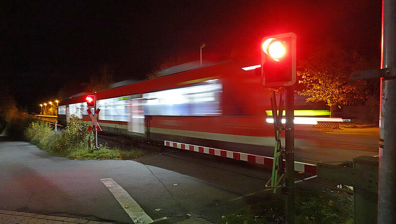 Die Autofahrerin wurde von einer einfahrenden S-Bahn erfasst und verletzt. (Symbolbild)