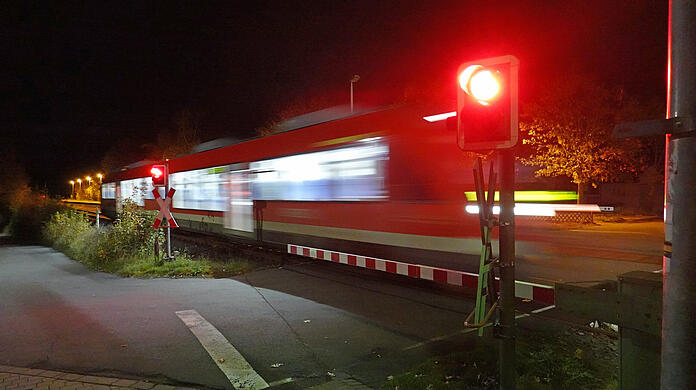 Die Autofahrerin wurde von einer einfahrenden S-Bahn erfasst und verletzt. (Symbolbild)