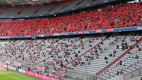 Rund 30 der etwa 6.000 anwesenden Fans dürften mit ihren Gesängen erneut für Kopfschütteln gesorgt haben.