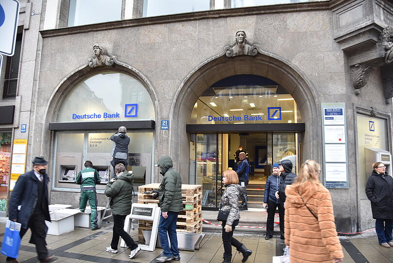 Alles muss raus! Die Deutsche-Bank-Filiale am Marienplatz.