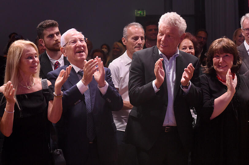 Applaus aus Reihe eins: OB Dieter Reiter mit seiner Frau Petra (rechts) neben Reuven Rivlin, dem ehemaligen Staatspräsidenten von Israel, und dessen Partnerin Sarit Semah.