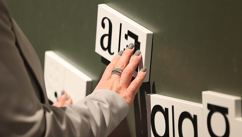 Das kleine a in verschiedenen Schriftarten: Das lässt sich im Deutschen Museum ertasten. Das kleine a in verschiedenen Schriftarten: Das lässt sich im Deutschen Museum ertasten.