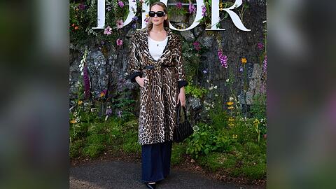 Jennifer Lawrence stellt ihr modisches Händchen bei Dior unter Beweis.
