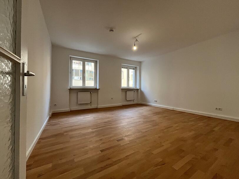 Das Parkett ist frisch abgezogen und neu versiegelt. Rund 50.000 Euro hat der Vermieter nach eigenen Angaben in die Sanierung gesteckt.