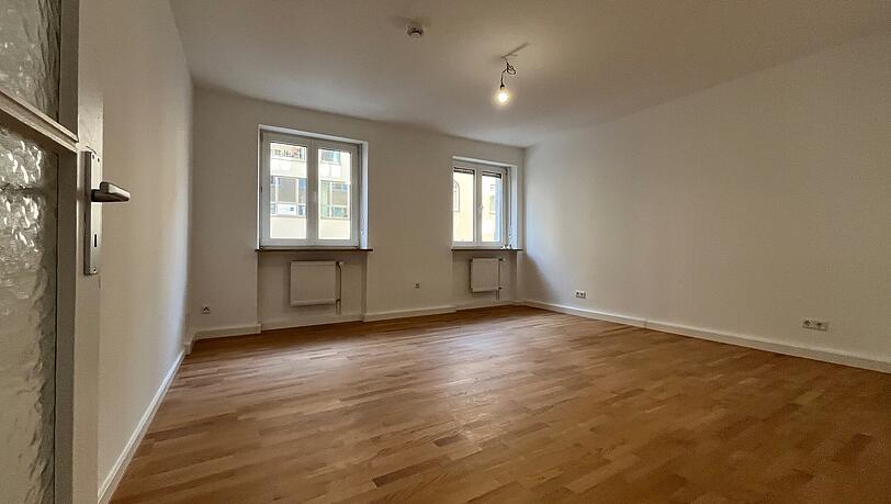 Das Parkett ist frisch abgezogen und neu versiegelt. Rund 50.000 Euro hat der Vermieter nach eigenen Angaben in die Sanierung gesteckt.