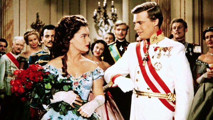 Der österreichische Kaiser Franz Joseph (Karlheinz Böhm) bittet Sissi (Romy Schneider) um ihre Hand - Szene aus dem Film "Sissi". Der österreichische Film aus dem Jahr 1955 wird am heutigen Heiligabend und am ersten Weihnachtsfeiertag bei RTL ausgestrahlt. Der österreichische Kaiser Franz Joseph (Karlheinz Böhm) bittet Sissi (Romy Schneider) um ihre Hand - Szene aus dem Film "Sissi". Der österreichische Film aus dem Jahr 1955 wird am heutigen Heiligabend und am ersten Weihnachtsfeiertag bei RTL ausgestrahlt.