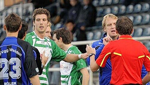 ... bei der Pleite in Weiden ging es an der Außenlinie hoch her: Jan Mauersberger versucht zu beschwichtigen, Trainer Mike Büskens legte sich dem Foul an Stefan Vogler mit dem Schiri an. ... bei der Pleite in Weiden ging es an der Außenlinie hoch her: Jan Mauersberger versucht zu beschwichtigen, Trainer Mike Büskens legte sich dem Foul an Stefan Vogler mit dem Schiri an.