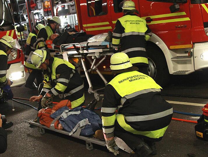 Ein schwerer Autounfall im Tunnel, klaffende Wunden, schreiende Verletzte: Rettungskräfte haben den Ernstfall im Richard-Strauss-Tunnel geprobt. Die AZ war dabei und hat den großen Übungseinsatz verfolgt.