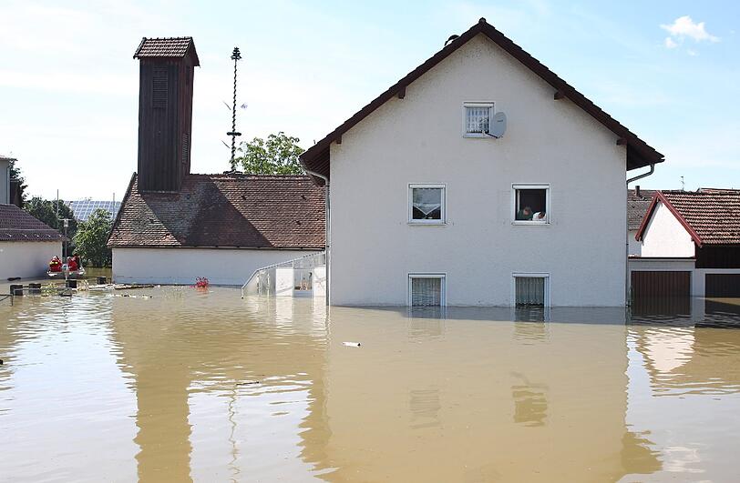 Bewohner dieses eingeschlossenen Hauses schauen ...