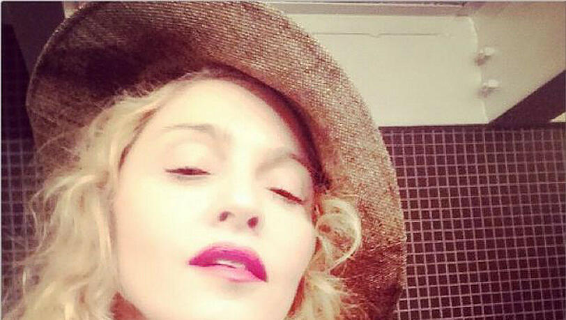 Hut steht jedem gut: Madonna mit dem Hut ihres Kollegen Pharrell Williams Hut steht jedem gut: Madonna mit dem Hut ihres Kollegen Pharrell Williams