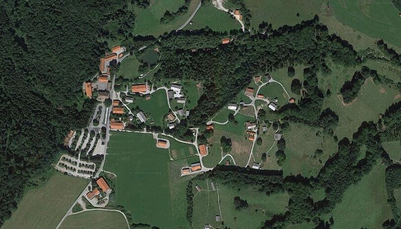 Die Glentleiten aus der Luft: Ein hübsches Bauerndorf.