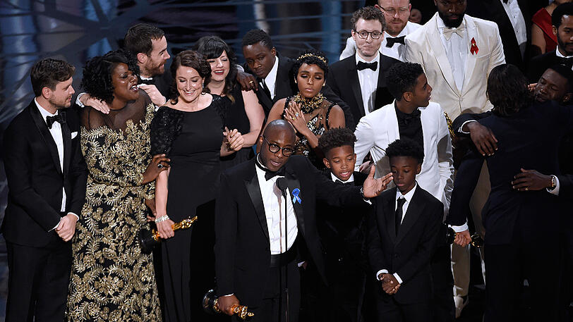 Danach stehen Barry Jenkins (vorne) und der Cast von "Moonlight" auf der Bühne.