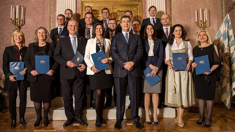 Söder überreichte die Urkunden an seine Minister.