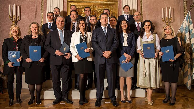 Söder überreichte die Urkunden an seine Minister. Söder überreichte die Urkunden an seine Minister.