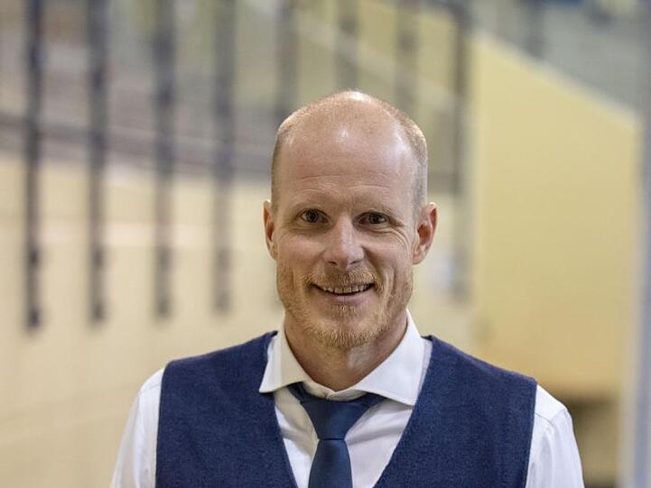 Toni Söderholm lächelt in die Kamera. Foto: Lino Mirgeler/Archiv
