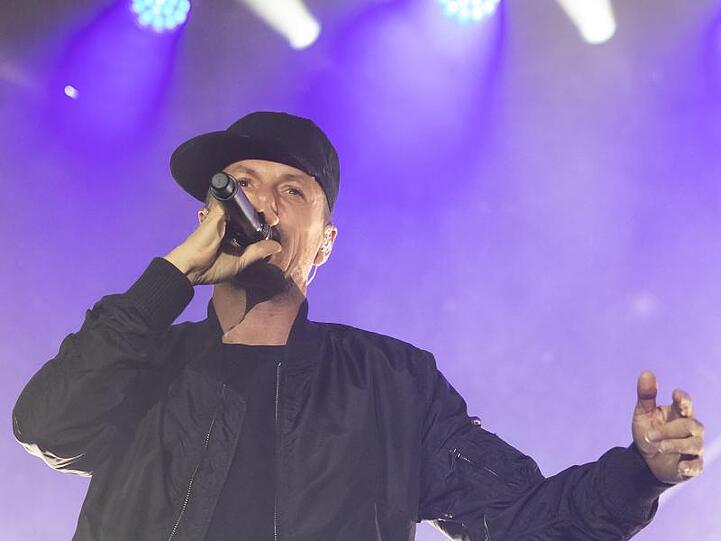 Michael "Michi" Beck, Mitglied der deutschen Hip-Hop-Gruppe Die Fantastischen Vier, steht auf der Bühne. Foto: Daniel Karmann