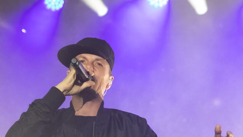 Michael "Michi" Beck, Mitglied der deutschen Hip-Hop-Gruppe Die Fantastischen Vier, steht auf der Bühne. Foto: Daniel Karmann Michael "Michi" Beck, Mitglied der deutschen Hip-Hop-Gruppe Die Fantastischen Vier, steht auf der Bühne. Foto: Daniel Karmann