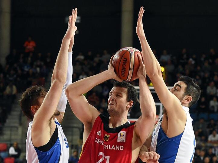 Israels Yiftah Ziv (l) und Bar Timor (r) verteidigen gegen Paul Zipser.
