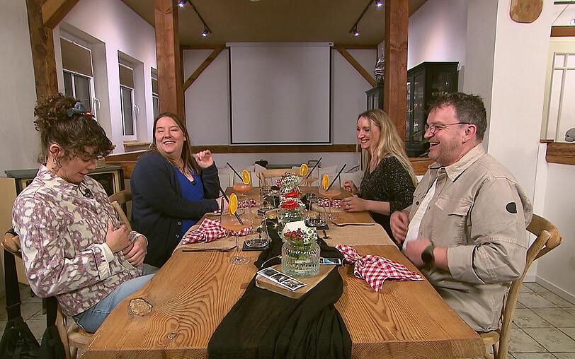Nicht nur Julia (l.) ist ganz sch&ouml;n satt: An Tag 3 in Koblenz trifft sich die "Dinner"-Runde bei Kevin (35).