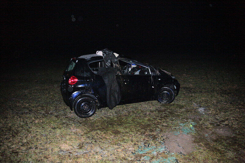 Auf spiegelglatter Fahrbahn hat sich am Sonntagmorgen bei Altötting ein Pkw überschlagen. Zwei Personen wurden dabei leicht verletzt. Die Bilder.