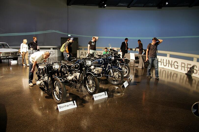 So viele schöne Autos und Motorräder: Das überwiegend männliche Publikum, das ins BMW-Museum gekommen ist, staunt andächtig.