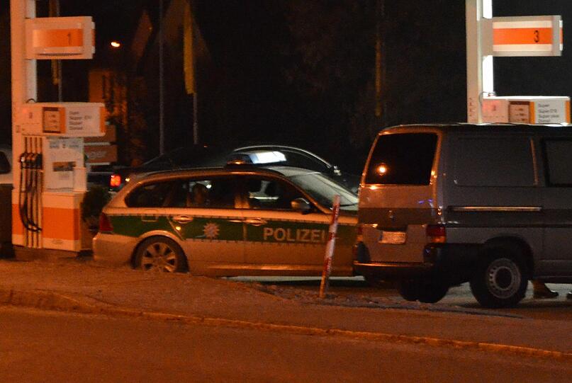 An einer Tankstelle in Vilsbiburg ist ein Mann an einem Herzinfarkt verstoben. Die Bilder vom Polizeieinsatz