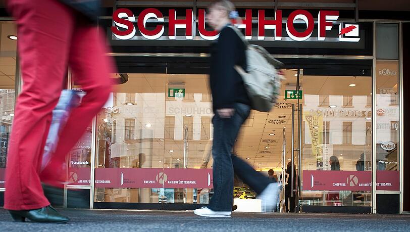 Passanten gehen in Berlin an einer Filiale des Schuhhandelunternehmens Schuhhof entlang (Foto vom 30.03.12). Passanten gehen in Berlin an einer Filiale des Schuhhandelunternehmens Schuhhof entlang (Foto vom 30.03.12).