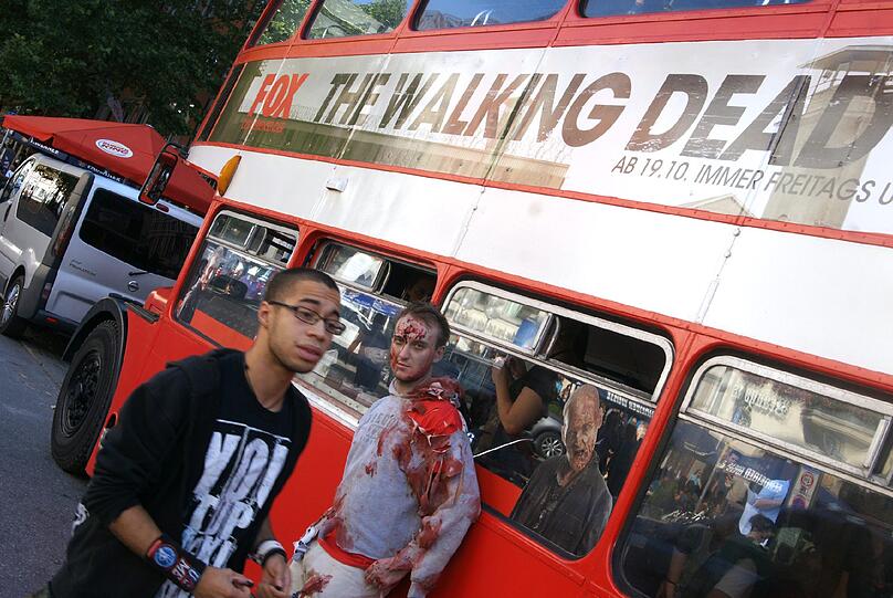 Die neue Staffel von "The Walking Dead" startet demnächst wieder bei FOX. Fans dieser Thriller- Reihe aus aller Welt feiern das auf sehr spekakuläre Art und Weise: Mit einem Zombiewalk. Übel zugerichtet und mit Kunstblut übersät erschrecken gut 700 Fans die Münchner am Karlsplatz Stachus. Die schrägsten Bilder.