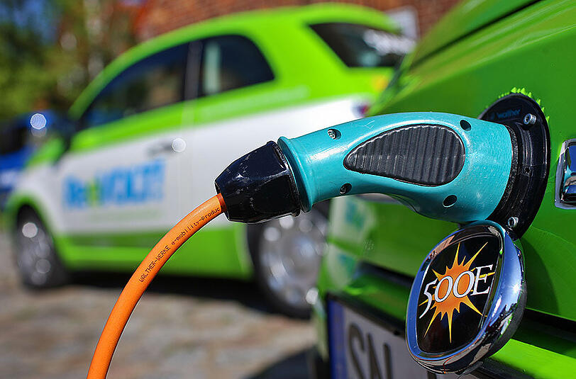 Elektroautos an der Stromtankstelle: Experten bezweifeln stark, dass es im Jahr 2020 eine Million Elektroautos auf deutschen Straßen geben wird.