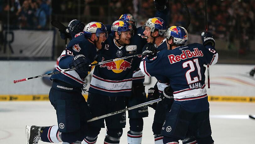 Der EHC Red Bull München feiert den Finaleinzug. Der EHC Red Bull München feiert den Finaleinzug.