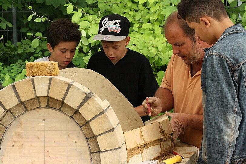 Mit vereinten Kräften wurde im pfiffTEEN ein Brotbackofen gebaut.