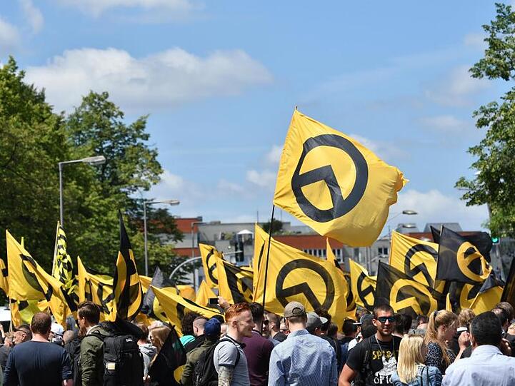 Anhänger der "Identitären Bewegung" demonstrieren in Berlin (Archiv). Twitter hat Konten der rechtsextremen Gruppierung gesperrt.