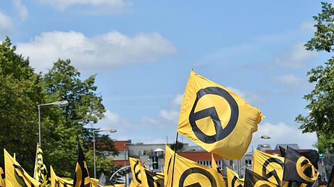 Anhänger der "Identitären Bewegung" demonstrieren in Berlin (Archiv). Twitter hat Konten der rechtsextremen Gruppierung gesperrt.