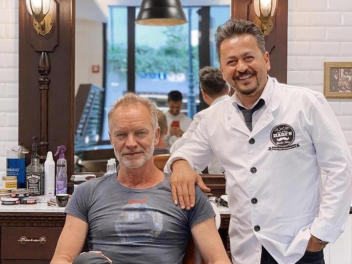 Sting beim Barbier: Hüssein Jumaa Abdulla mit seinem berühmten Gast.