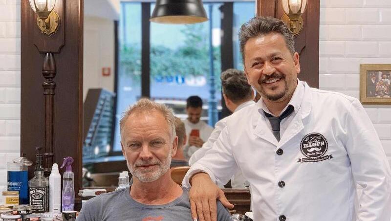 Sting beim Barbier: Hüssein Jumaa Abdulla mit seinem berühmten Gast. Sting beim Barbier: Hüssein Jumaa Abdulla mit seinem berühmten Gast.