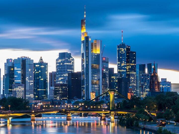 Die Bankenskyline von Frankfurt am Main. Die Geldinstitute in Europa spüren der Studie zufolge nach wie vor kräftigen Gegenwind.