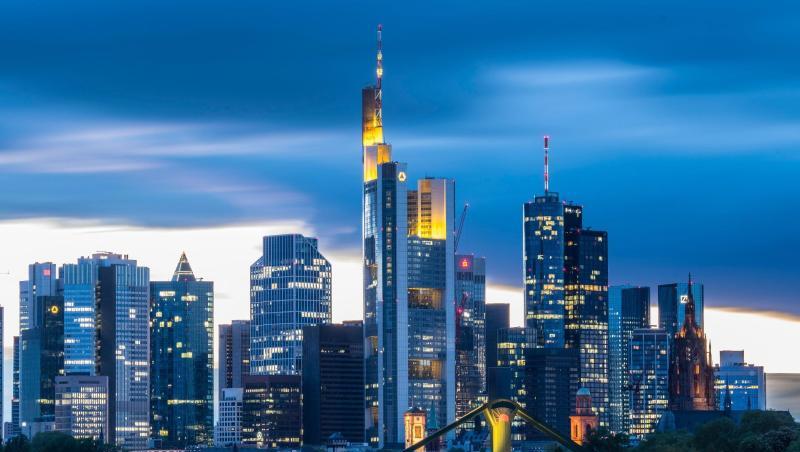 Die Bankenskyline von Frankfurt am Main. Die Geldinstitute in Europa spüren der Studie zufolge nach wie vor kräftigen Gegenwind. Die Bankenskyline von Frankfurt am Main. Die Geldinstitute in Europa spüren der Studie zufolge nach wie vor kräftigen Gegenwind.