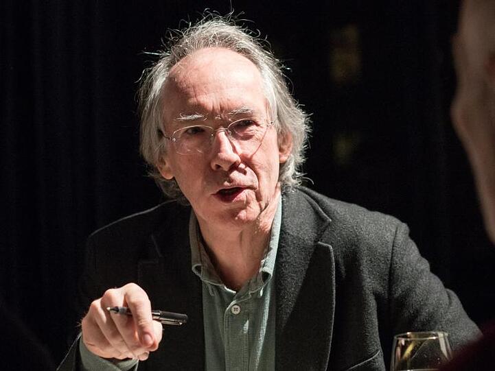 Der britische Schriftsteller Ian McEwan bezeichnet die Bundeskanzlerin Angela Merkel als "Heldin der offenen Gesellschaft".